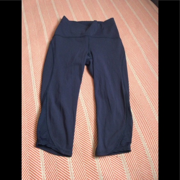 Lululemon purple Train Time crop leggings - Picture 4 of 7